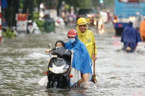 Phố biến thành sông, nhiều tuyến đường Hà Nội tắc nghẽn sau cơn mưa tầm tã