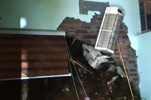 Bụi tre sạt kéo đổ tường phòng ngủ, 2 vợ chồng bị thương