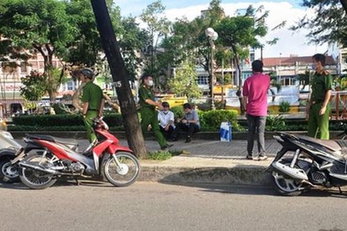 Người đàn ông nghi bị đâm gục, chết trong công viên