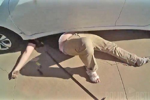 Nam thanh niên bị ô tô đè trúng ngực do kích nâng xe hỏng