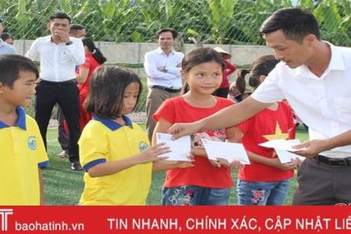 Giải bóng đá 'Tiếp sức đến trường' tặng 64 suất quà cho học sinh nghèo Can Lộc