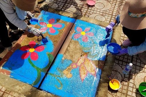 Truyền thông điệp bảo vệ môi trường qua tranh vẽ trên nắp cống, cột điện