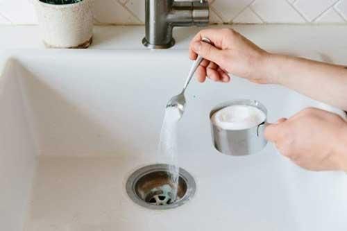 Đổ 1 cốc muối vào bồn rửa bát, cả nhà đều sững sờ nhưng khi nhìn kết quả ai cũng phải 'nể'