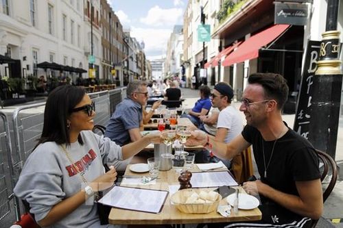 Các nhà hàng tại Anh 'đắt' khách trở lại