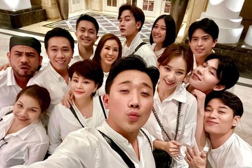 Hội bạn thân của Trấn Thành rủ nhau 'hồi teen' với concept đồng phục sơ mi trắng: Toàn soái ca, soái tỷ học đường!