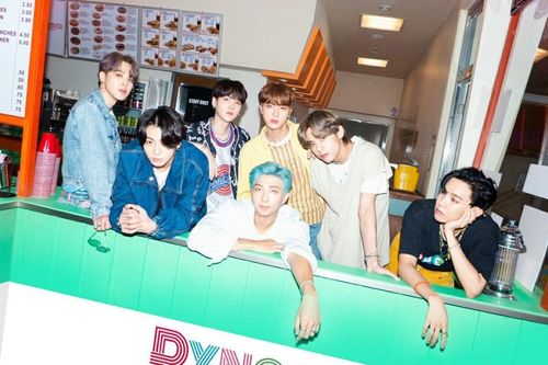 Cùng biểu diễn tại VMA 2020, nhưng đây là sự khác biệt của sân khấu từ BTS với các ngôi sao Lady Gaga và The Weeknd