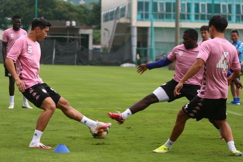 Văn Hậu gây ấn tượng với thể hình vạm vỡ trong buổi tập của Hà Nội FC