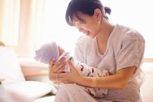 Nghĩ đi đẻ, mẹ 'run cầm cập', ai ngờ vừa xem TV vừa sinh con vì không hề đau