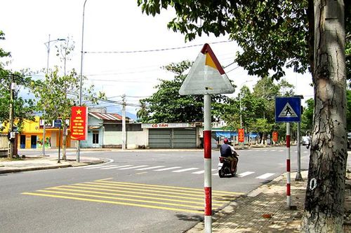 Đề nghị thay mới các biển báo