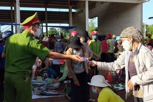 Bàn giao nhà tình thương, tặng quà chống Covid-19
