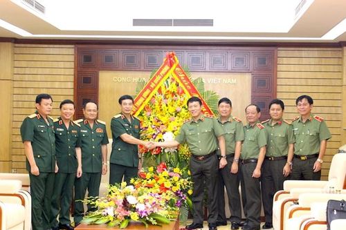 Bộ Quốc phòng chúc mừng Bộ Công an nhân kỷ niệm 75 năm Ngày truyền thống CAND