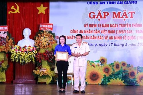 Công an An Giang gặp mặt kỷ niệm Ngày truyền thống CAND Việt Nam