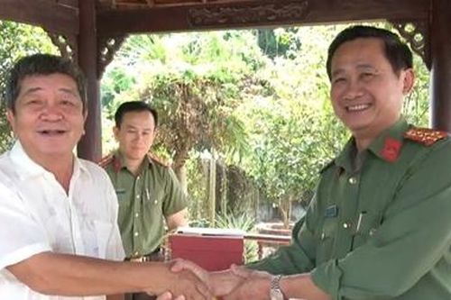 Công an Tây Ninh tặng quà tri ân các gia đình chính sách