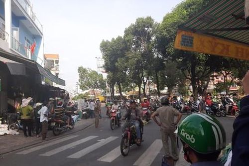Nghi án người đàn ông bị đâm tử vong trong công viên ở Sài Gòn