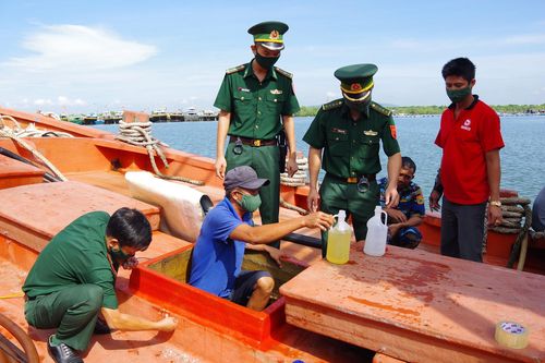 Biên phòng bắt giữ hơn 150.000 lít dầu không rõ nguồn gốc