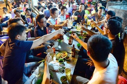 Từ 0h ngày 19/8, Hà Nội yêu cầu quán bia thực hiện giãn cách 1m, có vách ngăn