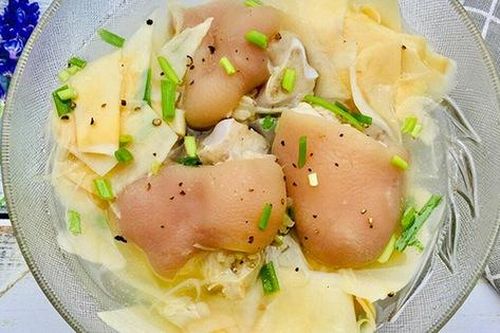 Canh chân giò hầm măng tươi