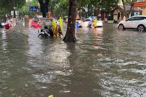 Hà Nội: Mưa to như trút nước lúc tan tầm, nhiều tuyến phố trung tâm lại 'biến' thành sông