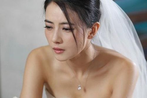 Người yêu cũ của tôi bỗng xuất hiện tại đám cưới, cầm điện thoại dọa phát clip nóng và phản ứng của chồng khiến gã thất thểu ra về