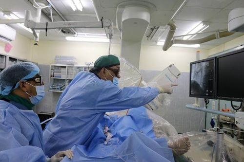 Con đi chống dịch, cha bị bệnh hiểm nghèo, đồng nghiệp thay con chăm sóc
