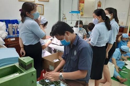 May khẩu trang miễn phí cho bệnh nhân