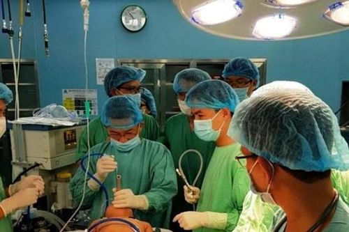 Kịp thời cứu cháu bé 23 tháng tuổi bị hóc hạt dưa
