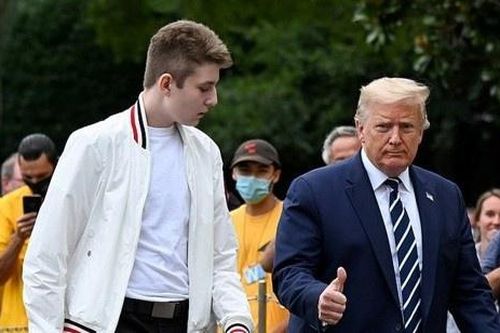 Barron Trump lần đầu xuất hiện bên cha mẹ sau dịch