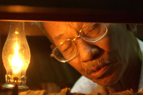 'Ông già đi bộ' và tiếng lách cách của máy đánh chữ đêm khuya
