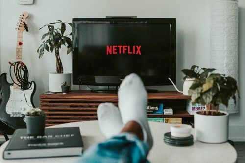 Nằm nhà xem phim cũng tiêu tốn năng lượng tương đương chạy xe