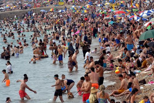 Người trẻ và khỏe làm lây lan virus, người già và yếu gánh hậu quả