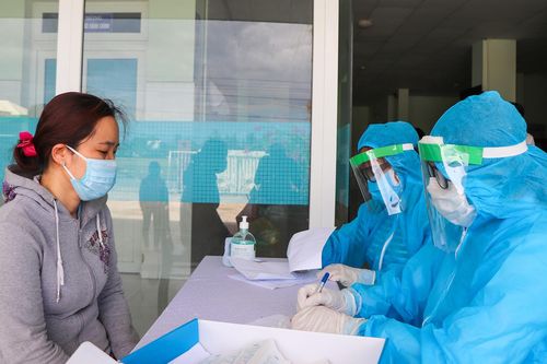 Phó thủ tướng: Ít nhất 1 năm nữa vaccine mới có thể đến với mọi người