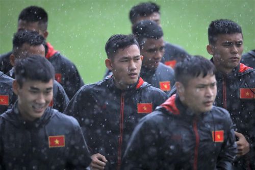 U22 Việt Nam chia sân tập luyện giữa trời mưa lớn