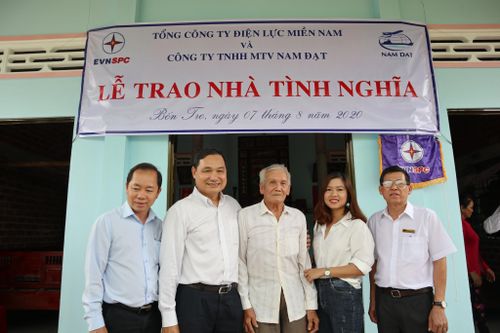 Điện lực miền Nam trao 2 căn nhà tình nghĩa cho Bến Tre