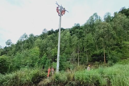 Sơn La: Cấp điện trở lại cho gần 2.800 khách hàng bị ảnh hưởng mưa lũ