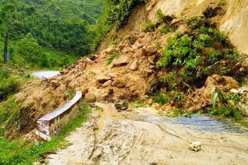 Mưa lớn gây sạt lở, ách tắc nhiều tuyến đường ở Lào Cai