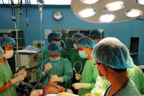 Cứu kịp thời bé 23 tháng tuổi hóc hạt dưa