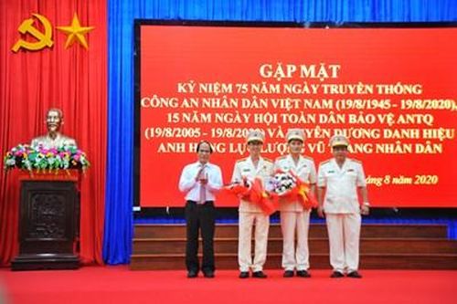 Gặp mặt các thế hệ cán bộ, chiến sĩ nhân kỷ niệm 75 năm Ngày truyền thống Công an nhân dân