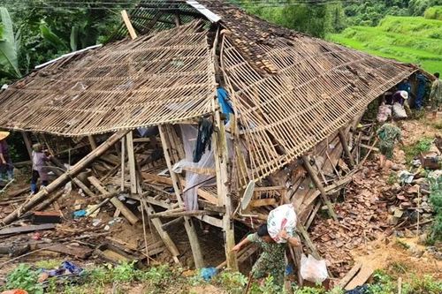 Đồn Biên phòng Cô Ba giúp gia đình bị sập nhà ổn định cuộc sống