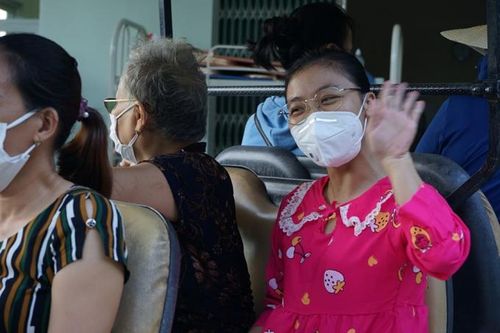 Đằng sau ánh mắt biết cười của nữ điều dưỡng mắc Covid -19