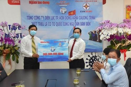 Báo Người Lao Động tiếp nhận 300 triệu đồng cho Chương trình 'Một triệu lá cờ Tổ quốc cùng ngư dân bám biển'