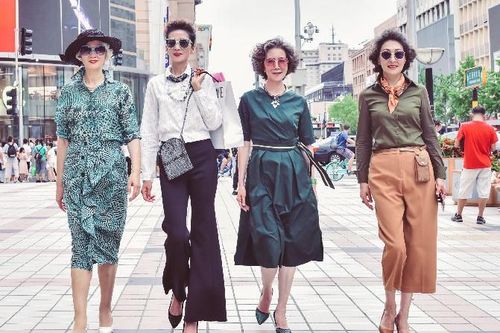 4 'bà bà' biến đường phố thành sàn diễn thời trang gây 'sốt' cộng đồng mạng