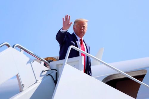 Không lực Một chở Tổng thống Trump suýt đâm vào thiết bị bay không người lái