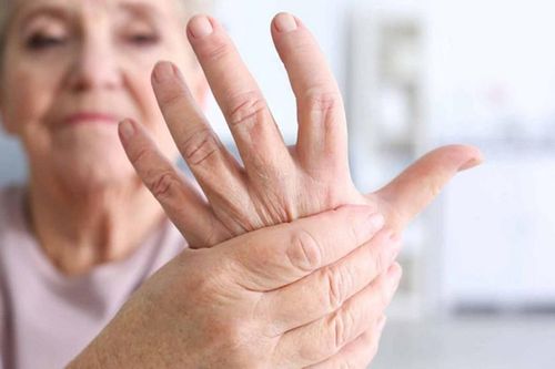 Suýt phải nằm liệt giường vì tự mua thuốc điều trị vảy nến