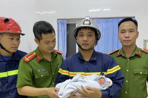 Giải cứu bé sơ sinh bị bỏ rơi giữa khe tường