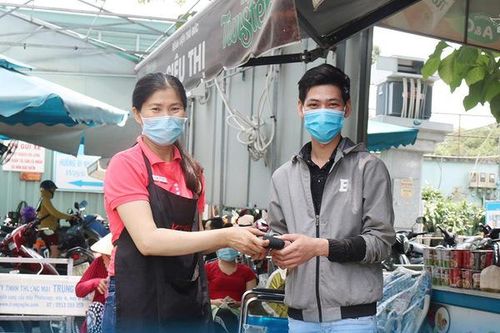 Nhặt được 4 triệu đồng, nữ nhân viên căng tin bệnh viện tìm cách trả lại