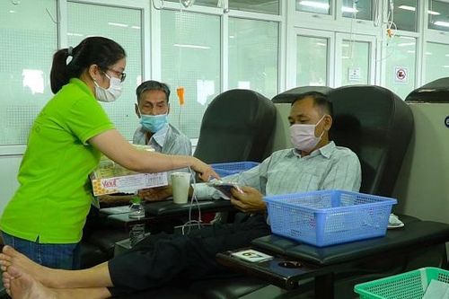 Ấm lòng miếng bánh, ly nước tiếp sức bệnh nhân chống chọi ung thư
