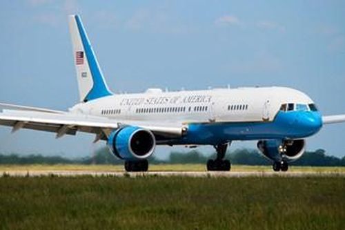 Chuyên cơ của Tổng thống Mỹ Donal Trump suýt đụng máy bay không người lái trong khi hạ cánh