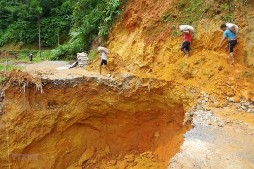 Mưa lớn kéo dài gây sạt núi, 3 người tử vong tại Lai Châu, Quảng Ninh