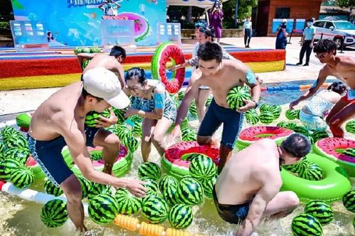 Công viên nước Vũ Hán đông nghịt thanh niên không khẩu trang, không giãn cách xã hội