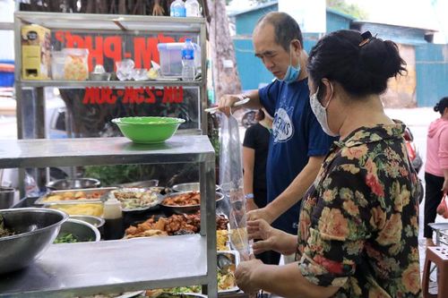 Quán ăn đồng loạt lắp vách chắn giọt bắn phòng dịch COVID-19